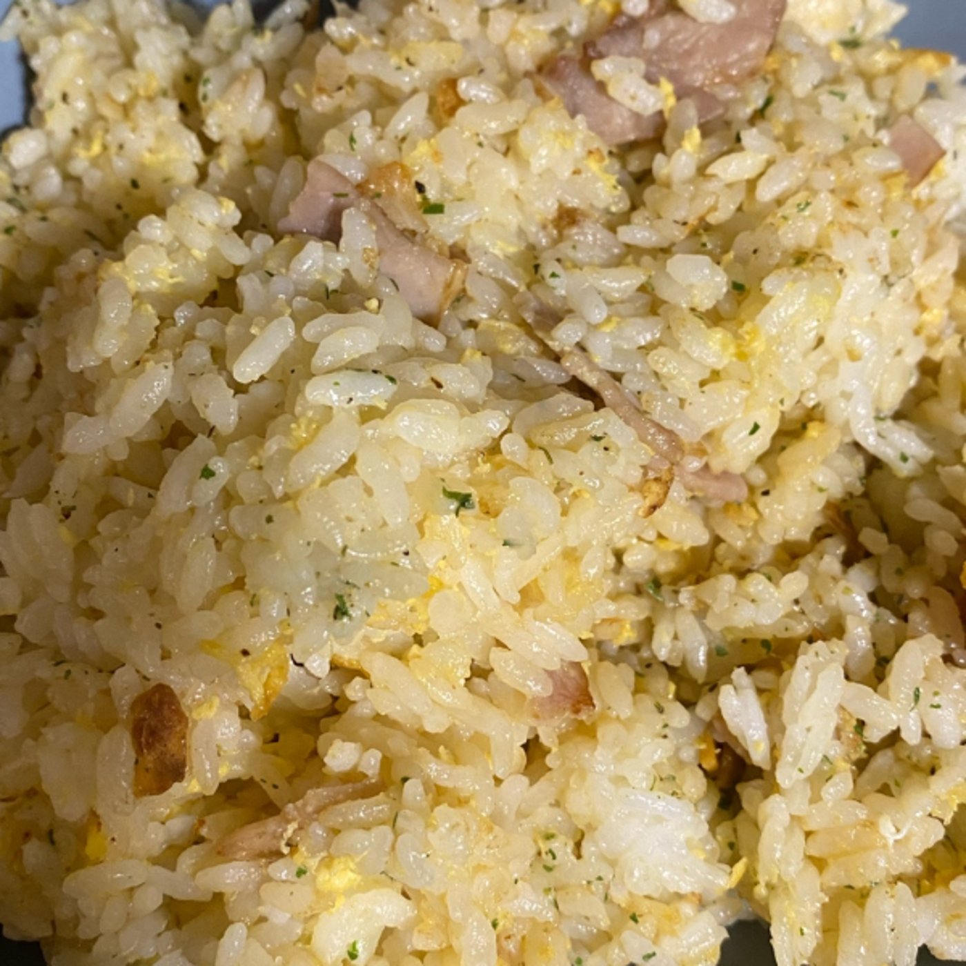 意識低く作ったガーリックライスを食べながら、今の会社の些細な不満を語る