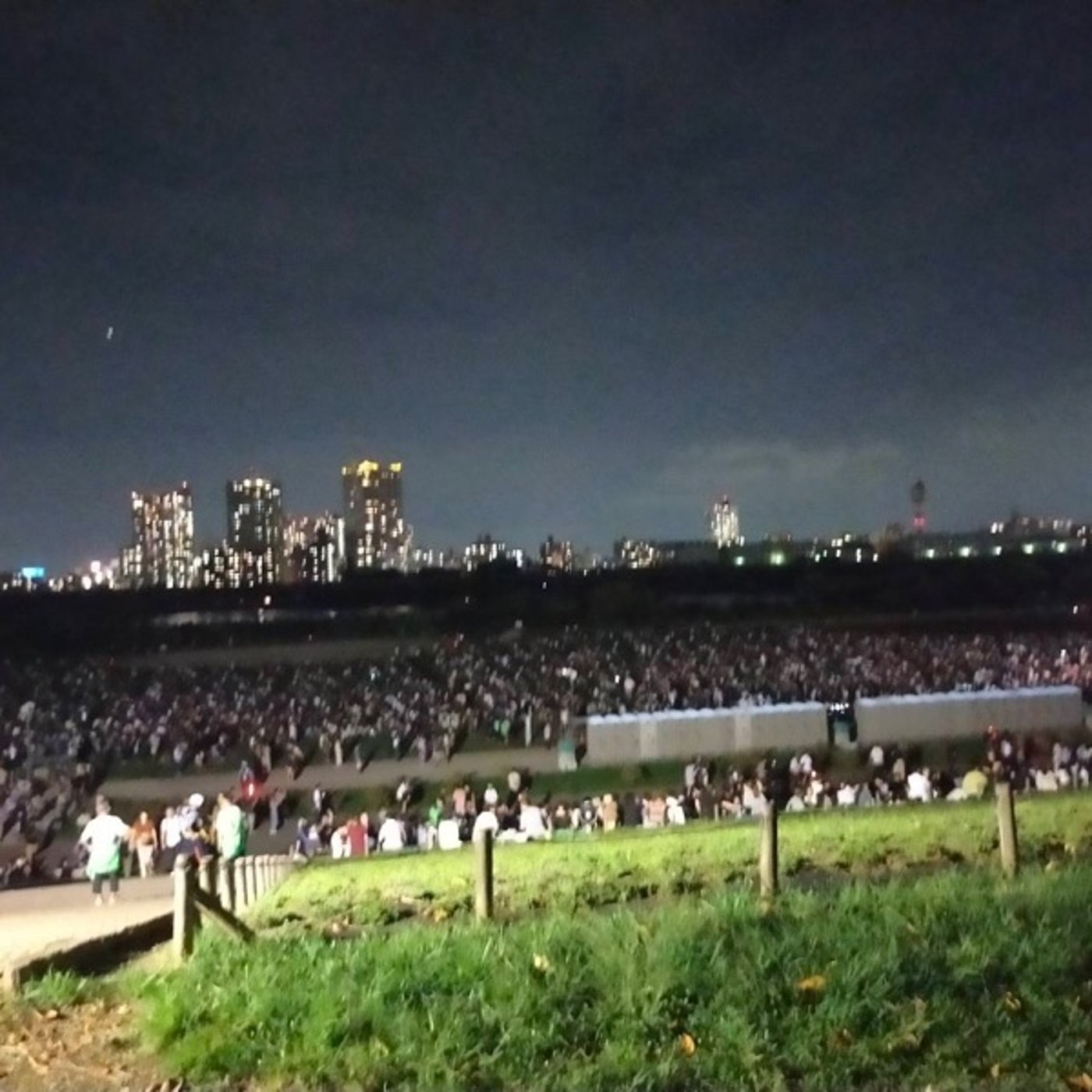地元の花火大会に人が集まっていて改めて思ったこととか遅々として進んでいるとかの話 episode artwork