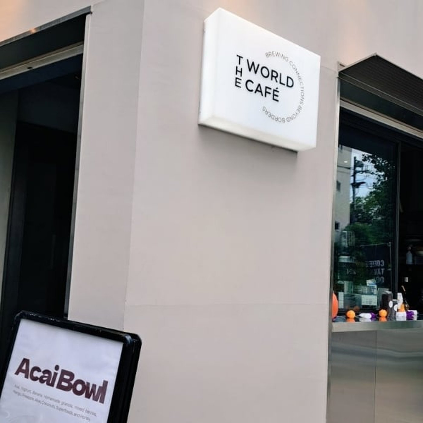 人間証明するとコーヒーが無料になるカフェ『THE WORLD CAFÉ』とは？