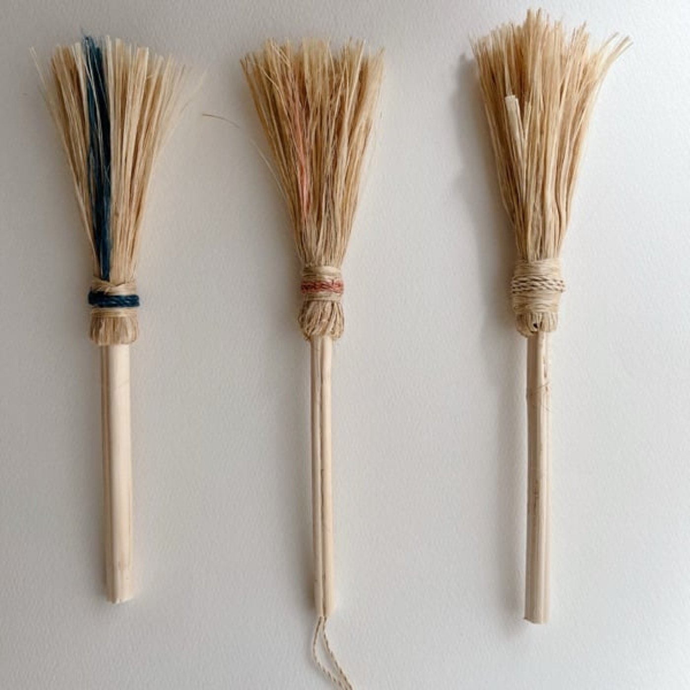 11月13日　精麻ほうきを作っていました