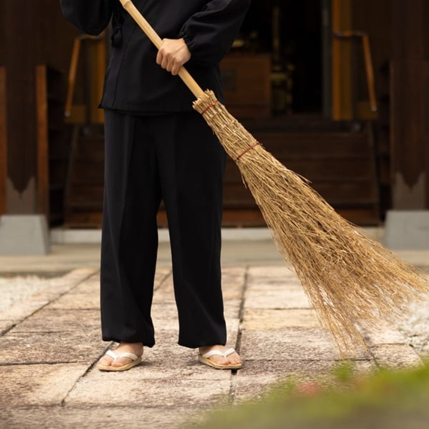 竹箒で掃除する音