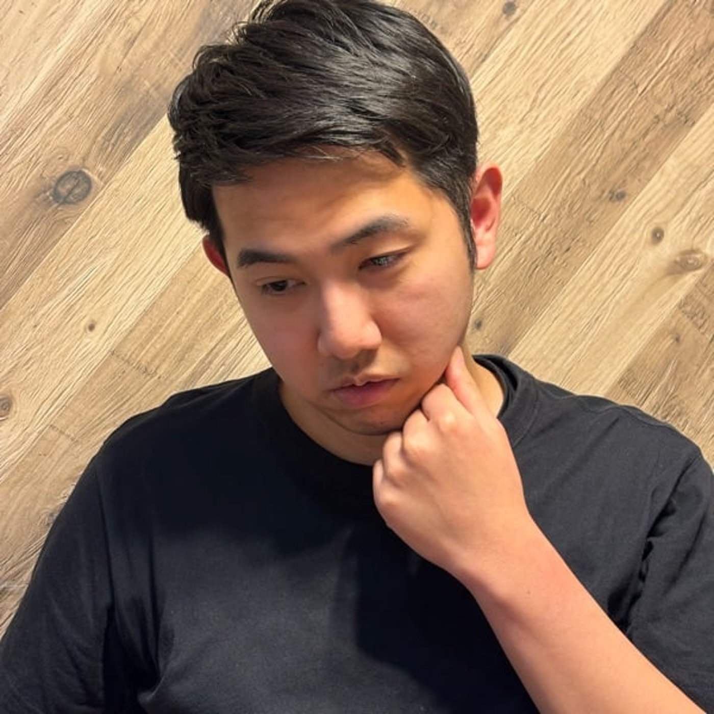 空席に荷物を置いてるおばさんの隣に強引に座る 空席に荷物を置いてるおばさんの隣に強引に座る