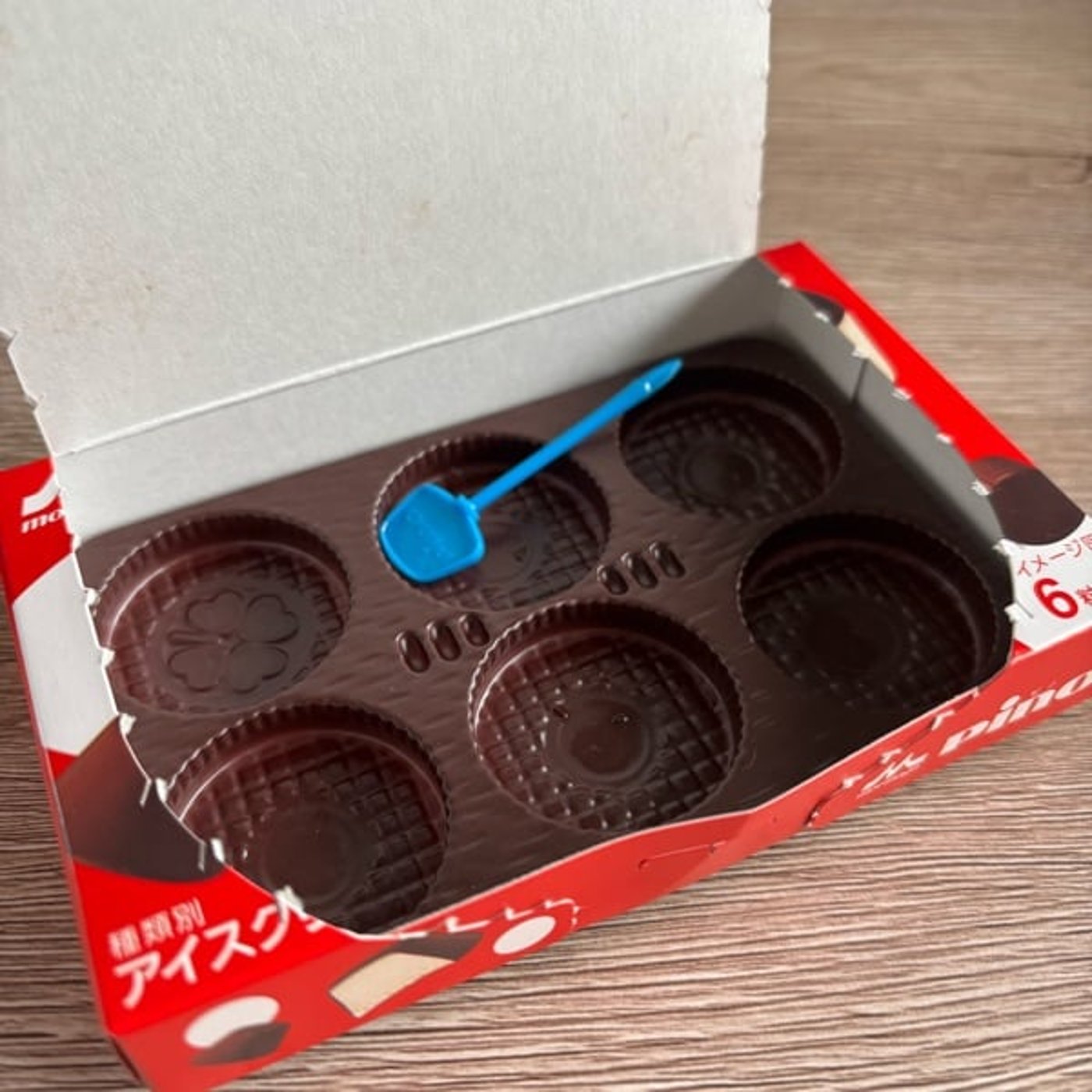 ピノの下の容器が板チョコみたい ピノの下の容器が板チョコみたい